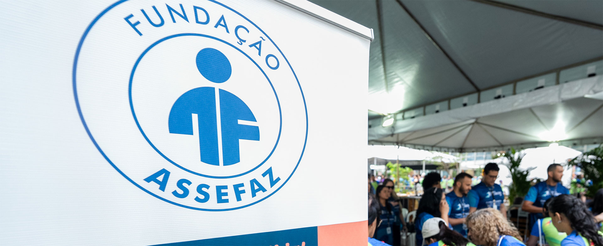 Profissional da Holding in.Pacto sorteado para ganhar o kit também esteve presente na ação